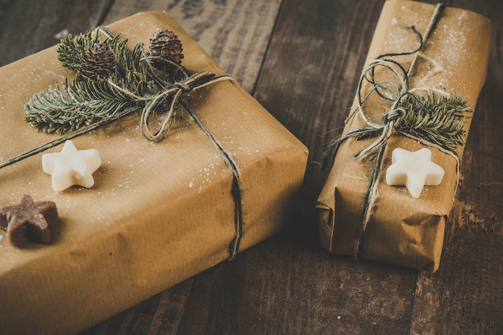 this photo shows the preferred type of wrapping for sustainable Christmas gifts