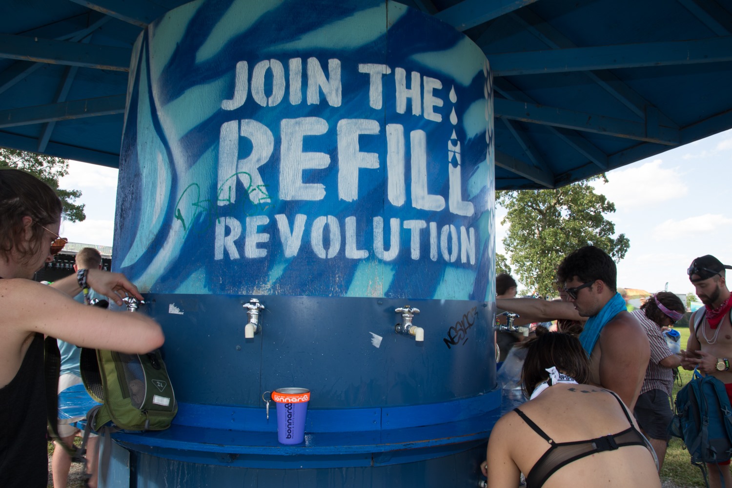 this photo shows the rising popularity of refillable water bottles in response to the plastic pollution crisis