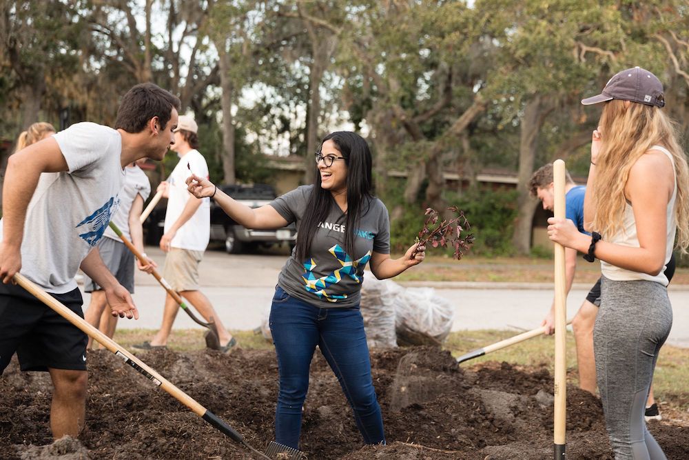 this photo shows Josie Balzac-Arroyo and her Rollins College class working with Fleet Farming